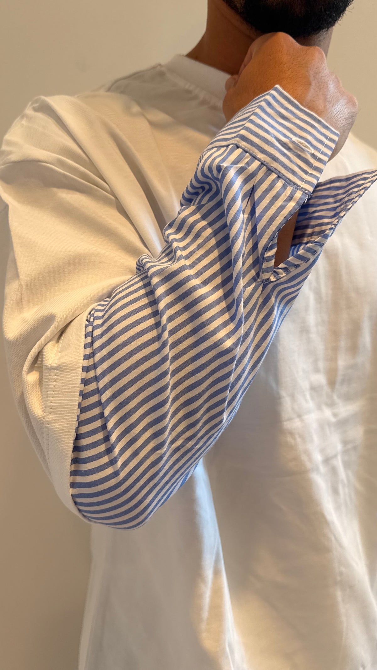 T-Shirt Bianca con Maniche a Contrasto
