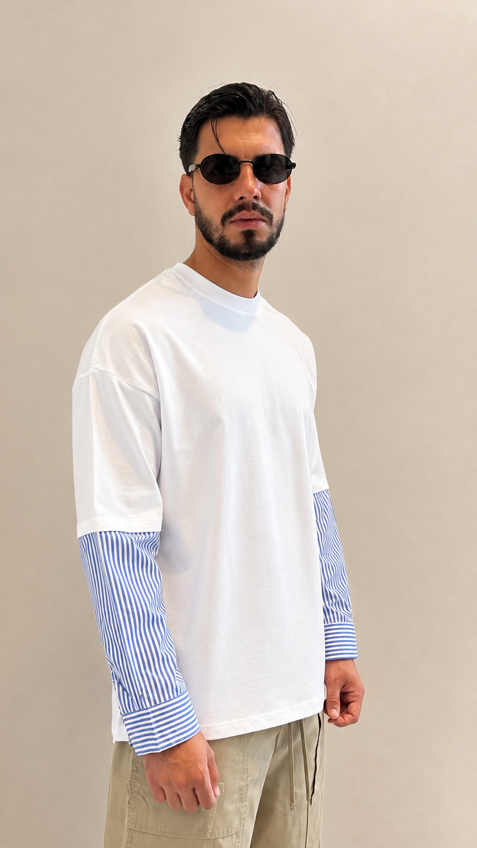 T-Shirt Bianca con Maniche a Contrasto