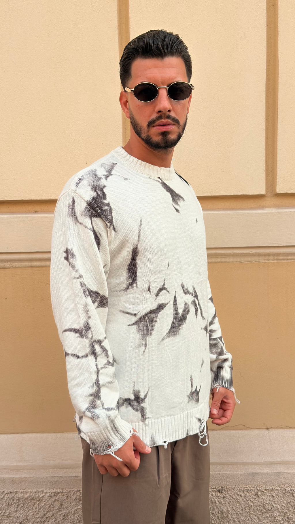 Maglione bianco sfrangiato