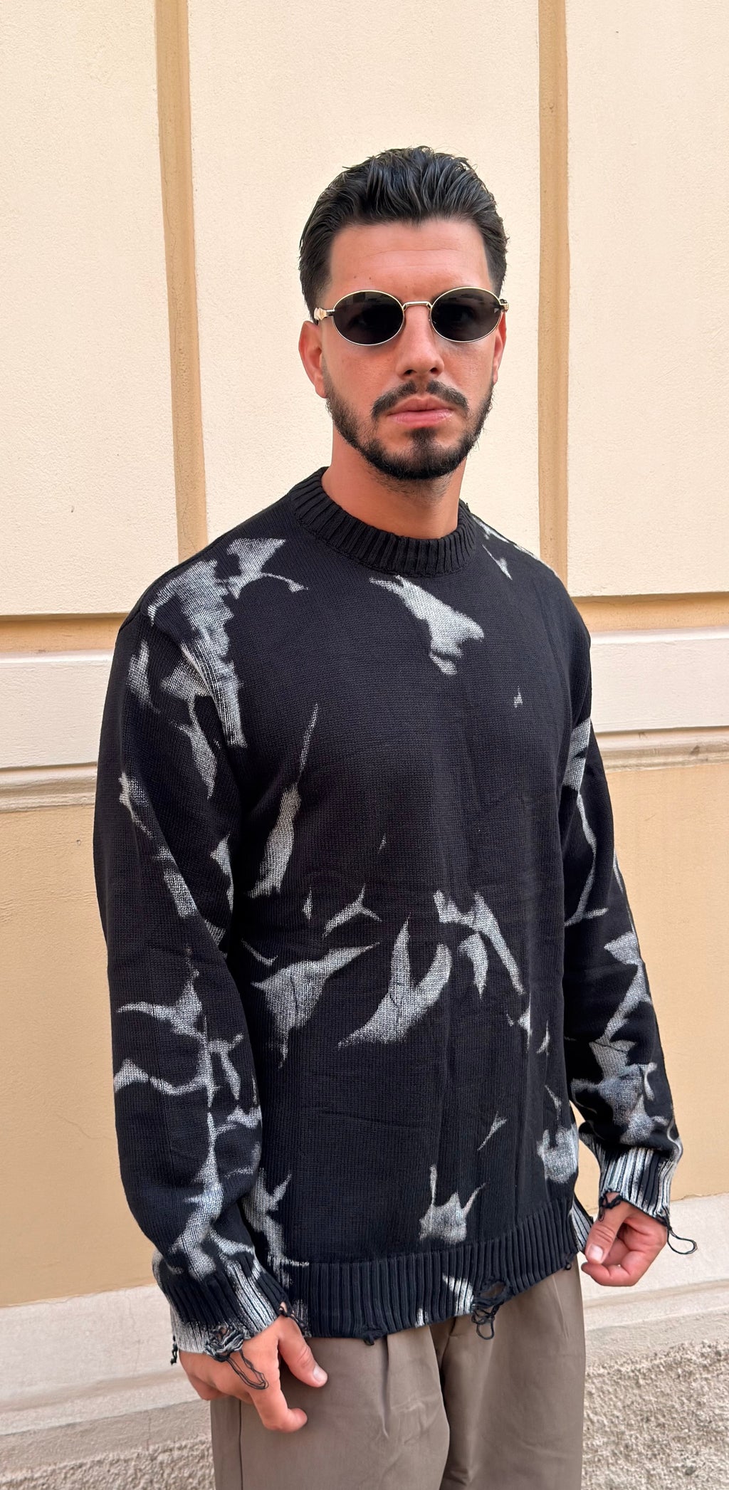 Maglione nero sfrangiato