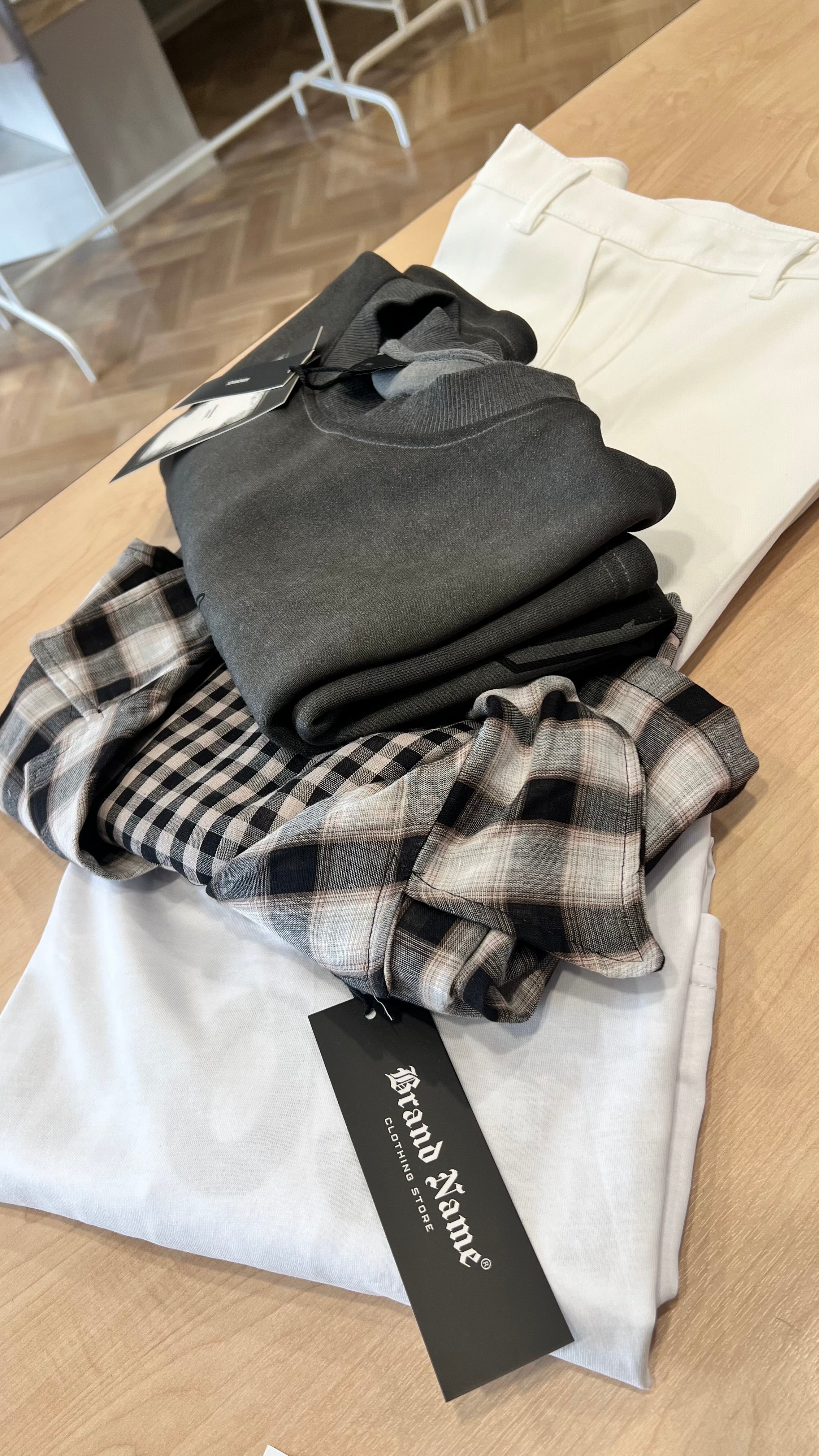 Panta bianco, maglia scritta , maglia girocollo, camicia smanicate