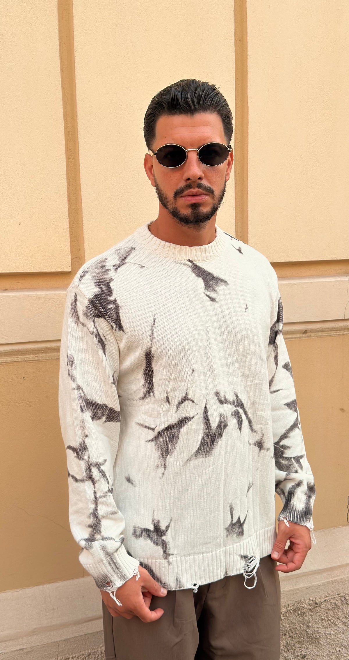 Maglione bianco sfrangiato