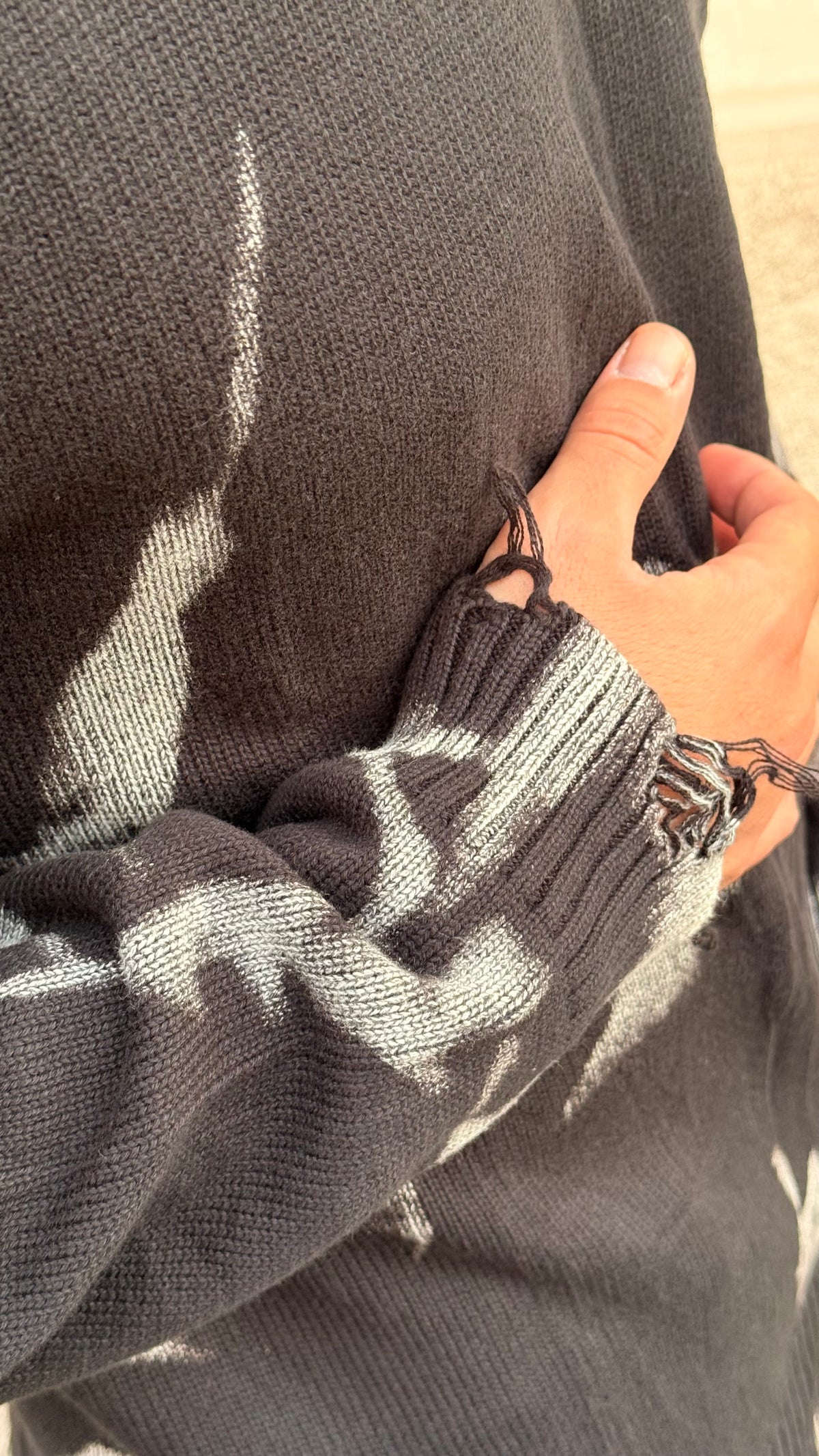 Maglione nero sfrangiato
