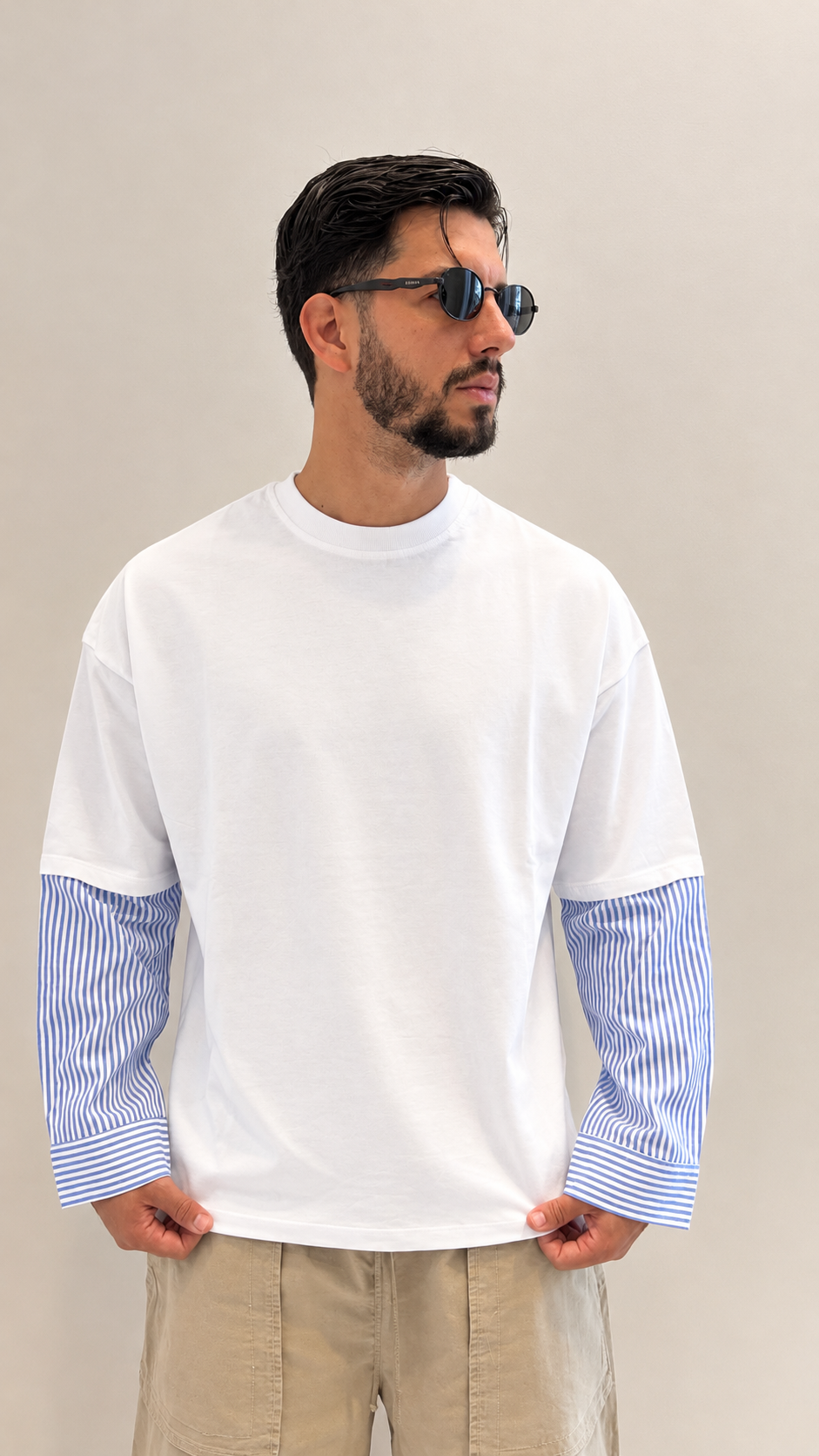 T-Shirt Bianca con Maniche a Contrasto
