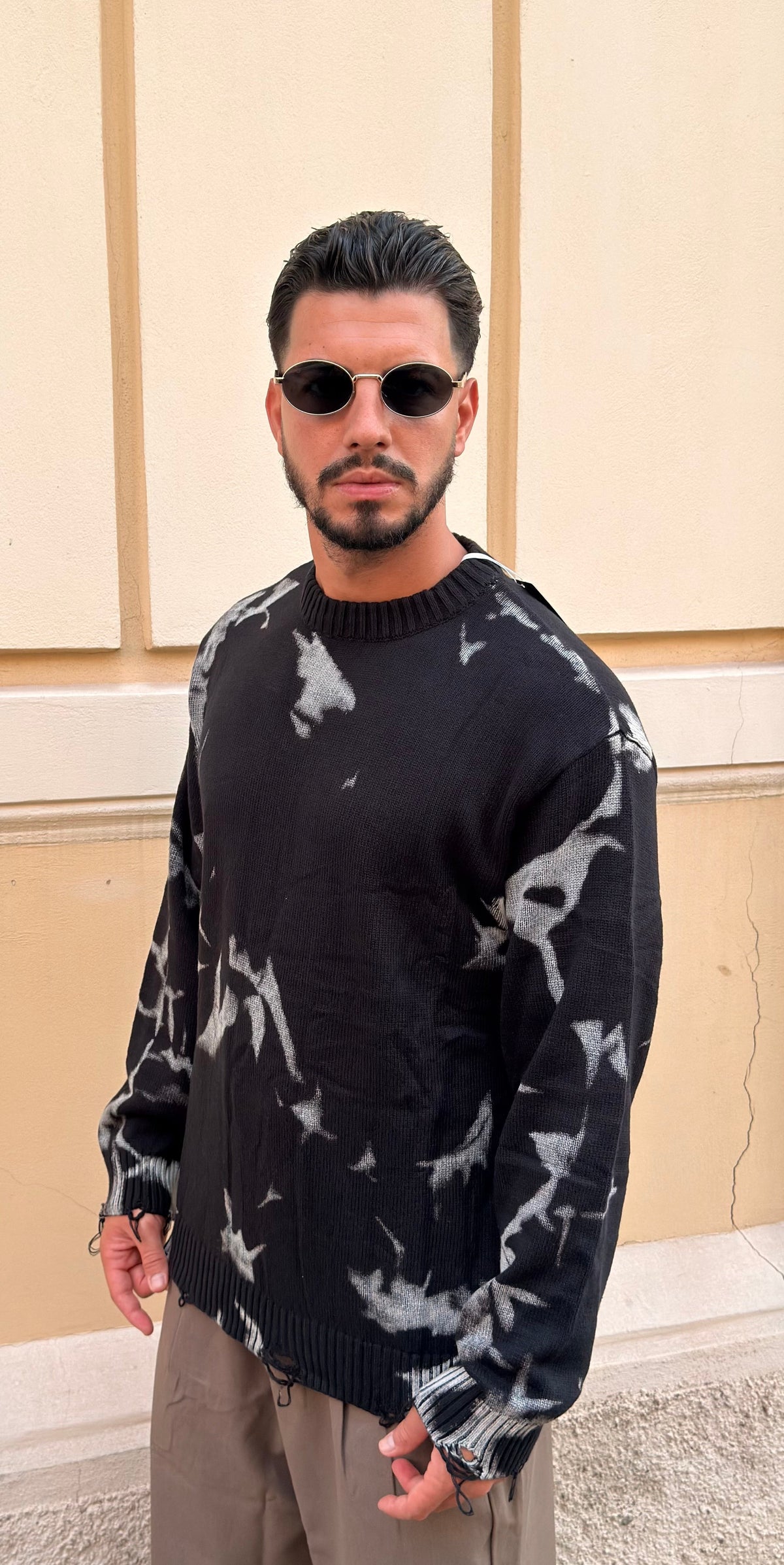 Maglione nero sfrangiato